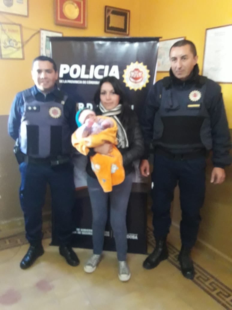 Policias salvaron vida a beba en dean funes 02