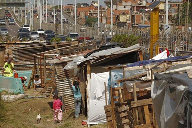 Casi 470 mil personas son pobres en el Gran Córdoba Más Radio