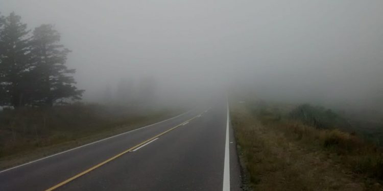 Camino del cuadrado con neblina