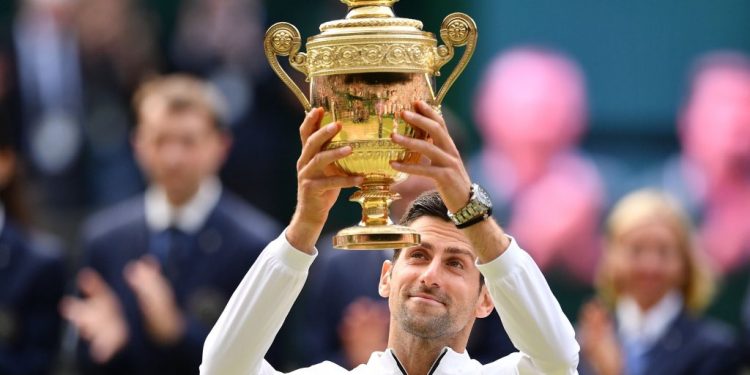 Djokovic levantando el trofeo
