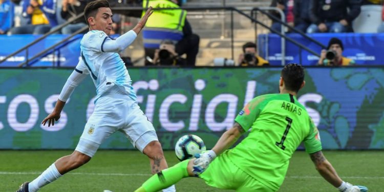 Dybala anota el segundo gol argentino