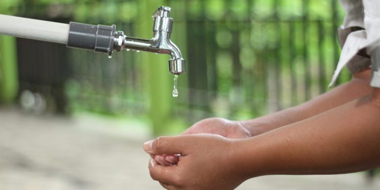 Lavado manos agua comunidad scaled