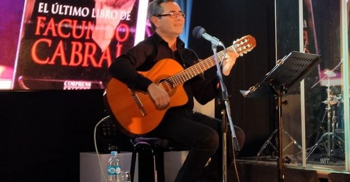 Alberto muñoz, ganador del premio carlos de mejor cantante solista