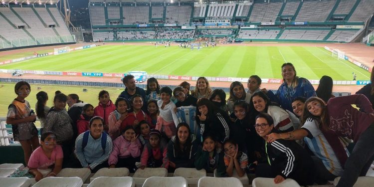 Niñas de jesús maría viajaron al kempes a ver la selección femenina de fútbol
