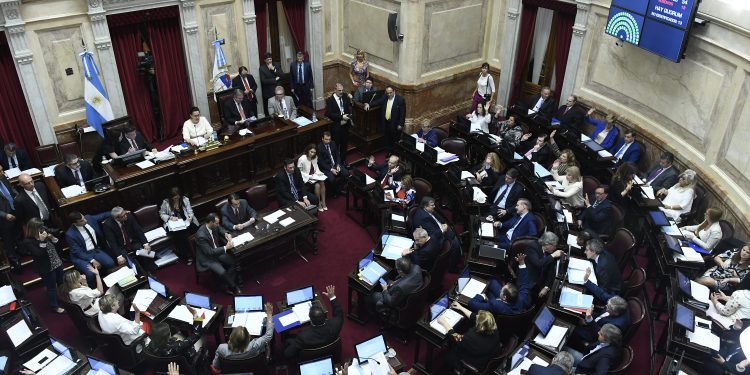 Senado argentino aprueba reformas previsional y fiscal
