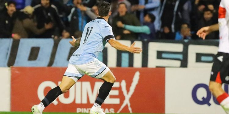El Turco Hésar festeja su gol para que Belgrano gane otra vez en Alberdi