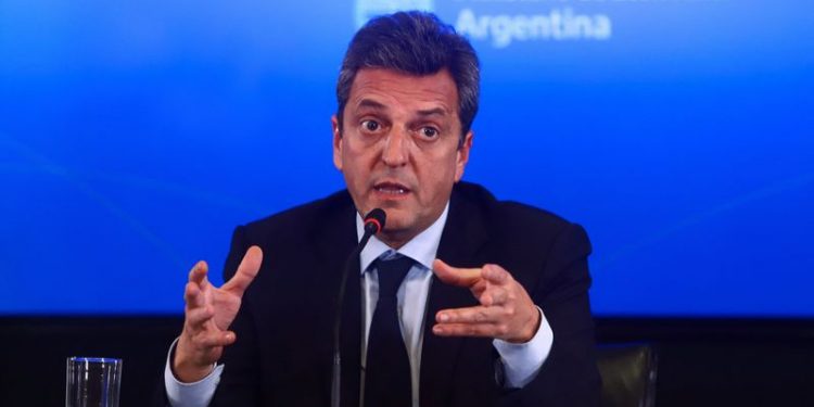 Nuevo ministro de economía de argentina sergio massa habla con la prensa, en buenos aires