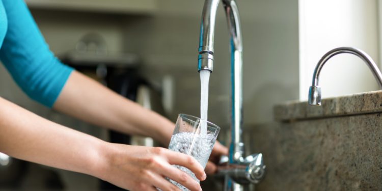 Cómo purificar el agua potable en casa