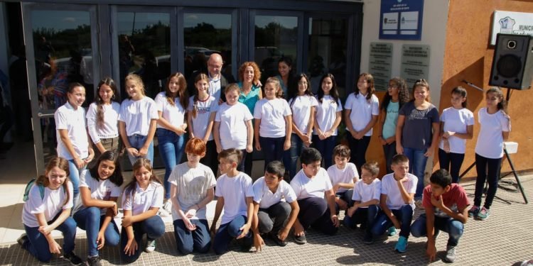 Alumnos escuela proa colonia caroya