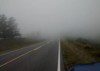 Camino del cuadrado con neblina