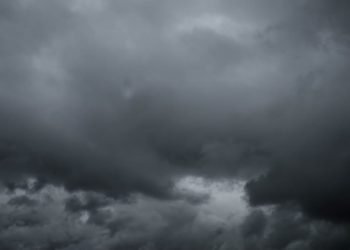 Cielo con tormenta ilustrativa