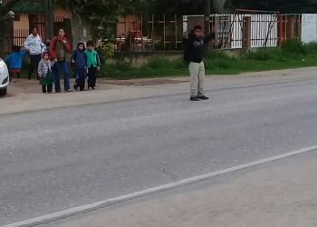 Estudiante dirigiendo el tránsito en la ruta