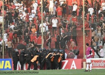 Incidentes entre hinchas y policias