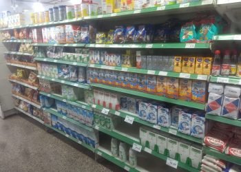 Leche en supermercado ilustrativa