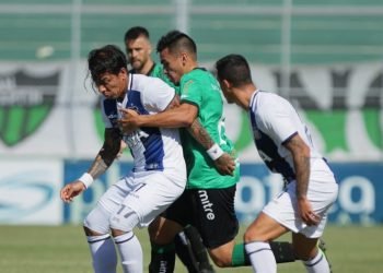 Dayro moreno, forcejeando con la defensa sanjuanina