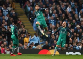 Heung son festejando uno de sus dos goles