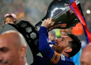 Messi con la copa en alto