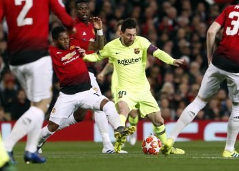 Messi, rodeado, en old trafford