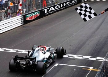 Hamilton y la bandera a cuadros