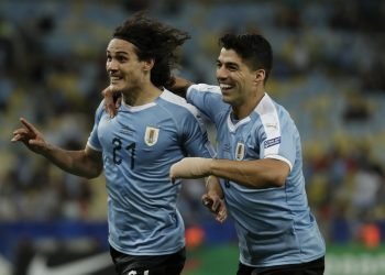 Cavani celebra su gol