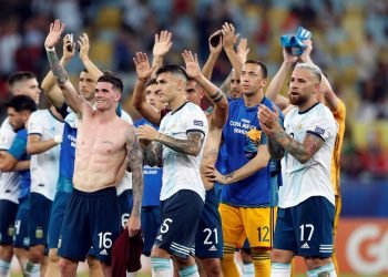 El equipo saluda al publico tras el triunfo