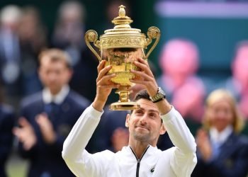 Djokovic levantando el trofeo