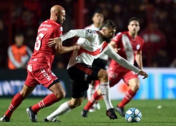 Pratto forcejea ante argentinos