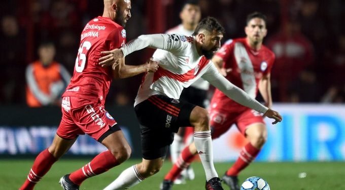 Pratto forcejea ante argentinos