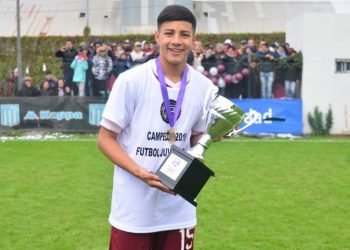Valentin gomez, festejando el título