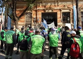 Municipales frente al edificio