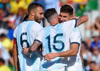 Alario abrazado por sus compañeros