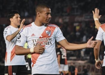 De la cruz, festejando