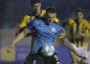 Vegetti intenta controlar la pelota