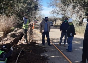 Obra gas natural tronco pozo