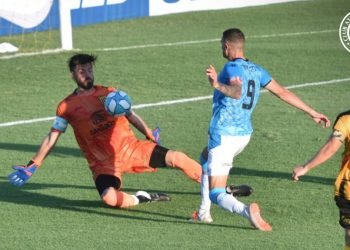 Vegetti no pudo aprovechar las chances