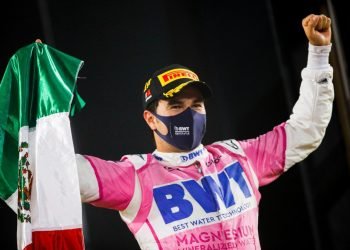 Checo con la bandera de mexico