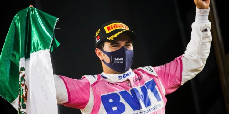 Checo con la bandera de mexico
