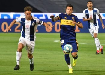 Komar y zarate en disputa de la pelota