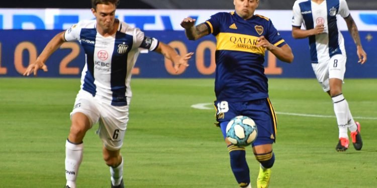 Komar y zarate en disputa de la pelota