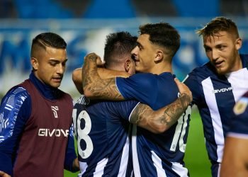 Santos felicitado por sus compañeros