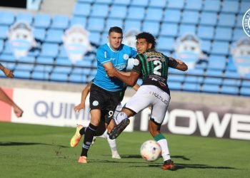 Vegetti forcejea ante un rival