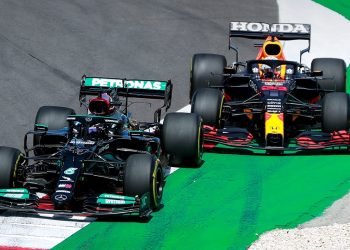 Hamilton en lucha con verstappen