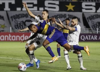 Villa maniobra ante la defensa rival