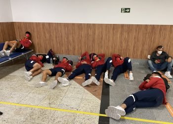 El plantel durmiendo en el aeropuerto
