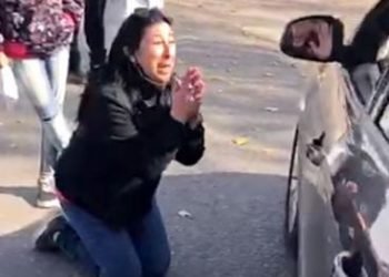 Madre arrodillada pedido vuelta clases fadea