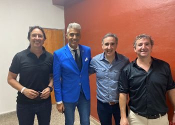 Cristian bazán, locutor oficial del festival, junto a los alonsitos