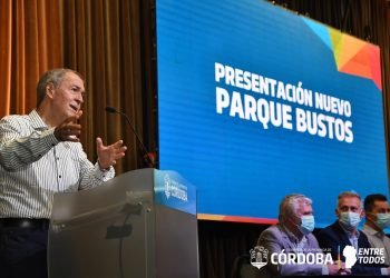 El gobernador juan schiaretti en la presentación del nuevo parque bustos
