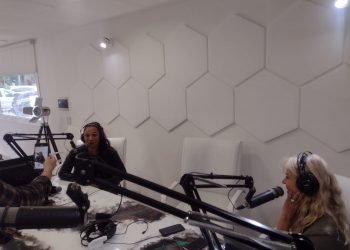 Flor paz en los estudios de màs radio