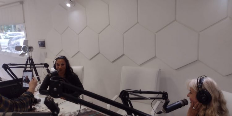 Flor paz en los estudios de màs radio