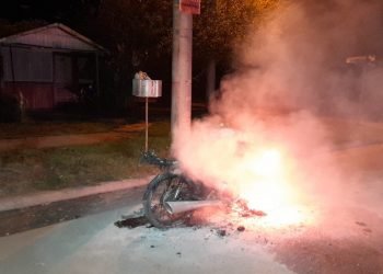 Una moto se incendio en jesùs marìa